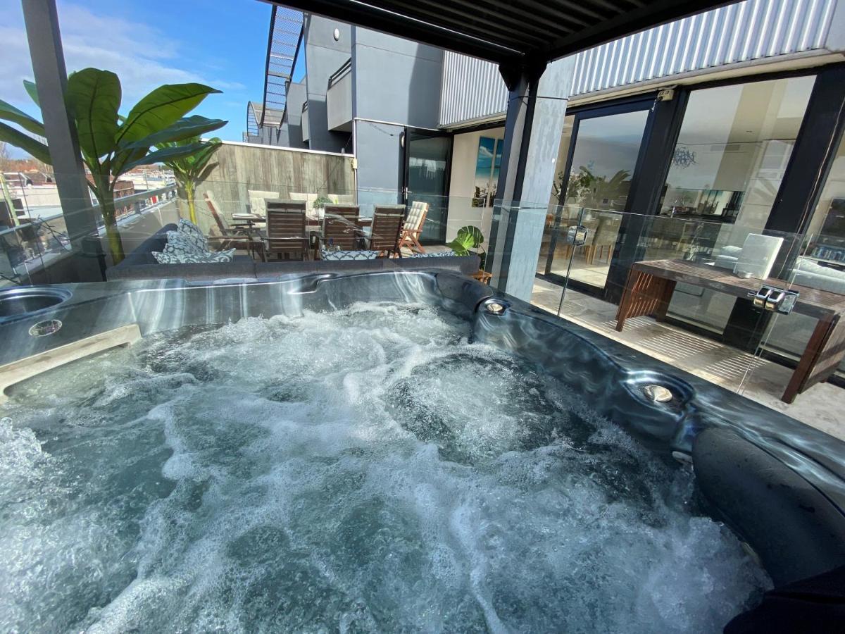 Luxurious Penthouse Oasis With Spa Melbourne Exterior foto