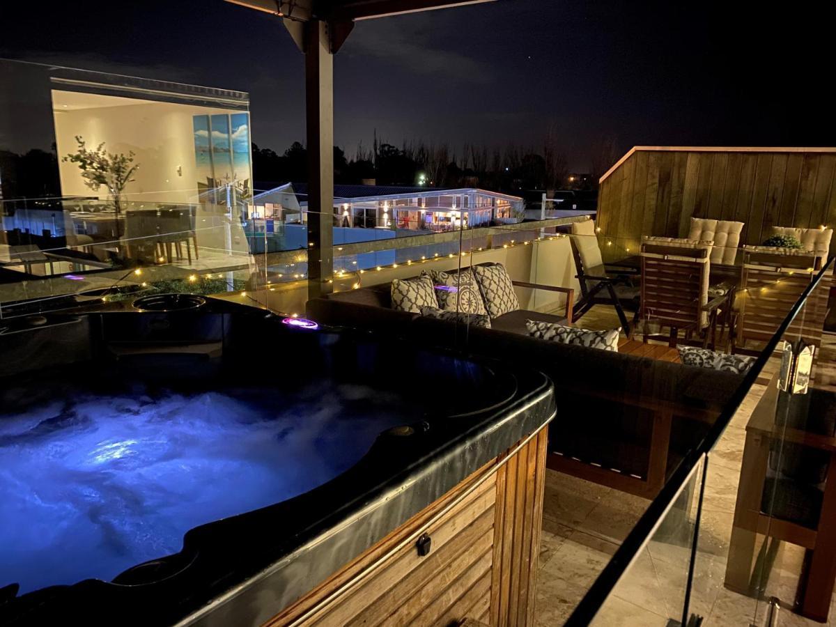 Luxurious Penthouse Oasis With Spa Melbourne Exterior foto
